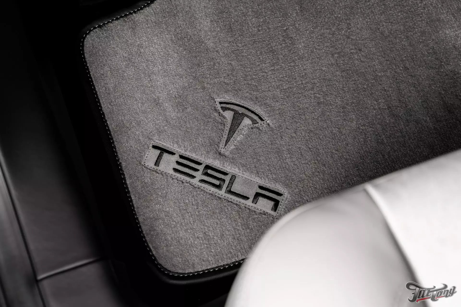 Tesla Model 3 'Камуфляж'. Полный пошив салона
